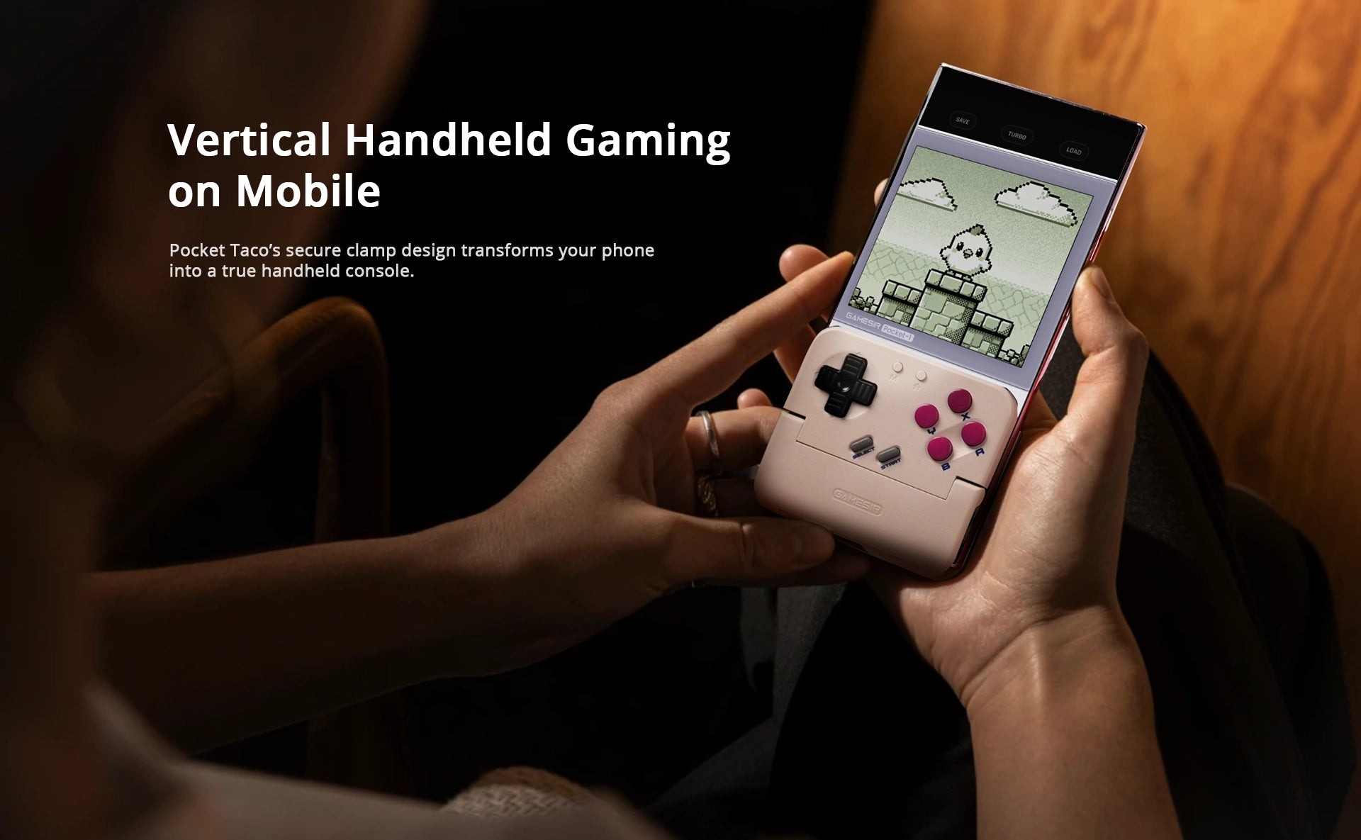 GameSir Pocket Taco 夾具夾住手機、螢幕顯示像素風遊戲的官方圖