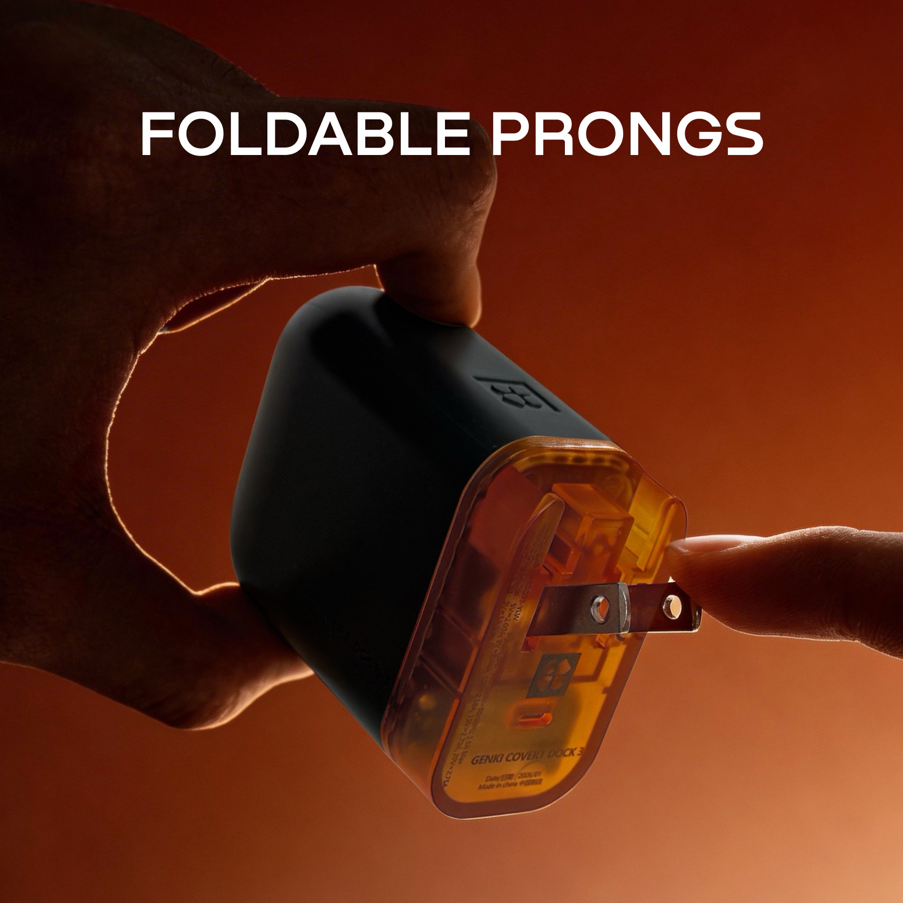Covert Dock 3 的可收折插頭特寫,圖中有 FOLDABLE PRONGS 字樣